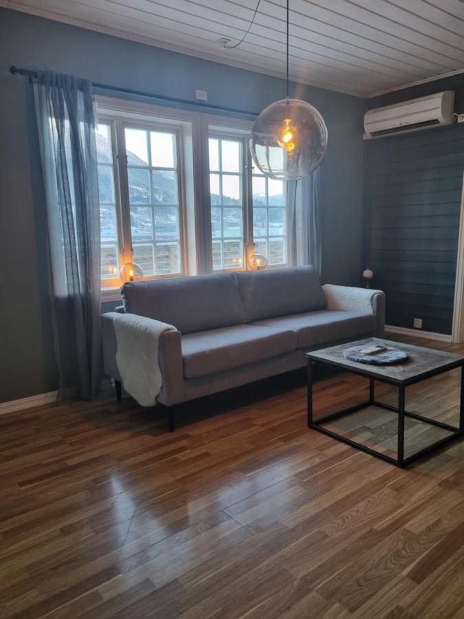 Stor Leilighet Med 4 Senger Sentralt I Forde Exterior foto